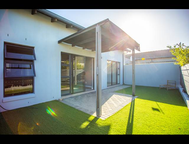 2 BEDROOM FREEHOLD FOR SALE IN BURGUNDY ESTATE